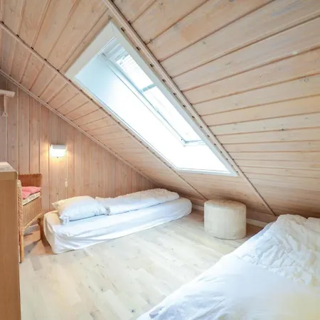 Dom wakacyjny In With 3 Bedrooms, Sauna And Indoor Swimming Pool