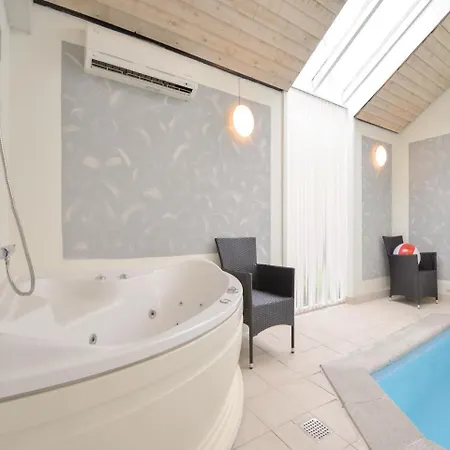 In With 3 Bedrooms, Sauna And Indoor Swimming Pool Dom wakacyjny