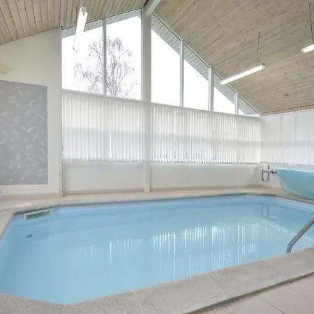 Dom wakacyjny In With 3 Bedrooms, Sauna And Indoor Swimming Pool