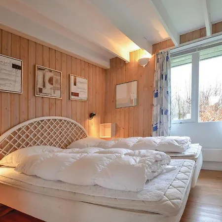 Dom wakacyjny In With 3 Bedrooms, Sauna And Indoor Swimming Pool *